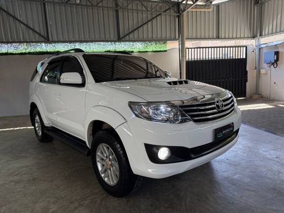 TOYOTA HILUX SW4 3.0 SRV 4X4 7 LUGARES 16V TURBO INTERCOOLER DIESEL 4P AUTOMÁTICO TOYOTA HILUX SW4 3.0 SRV 4X4 7 LUGARES 16V TURBO INTERCOOLER DIESEL 4P AUTOMÁTICO